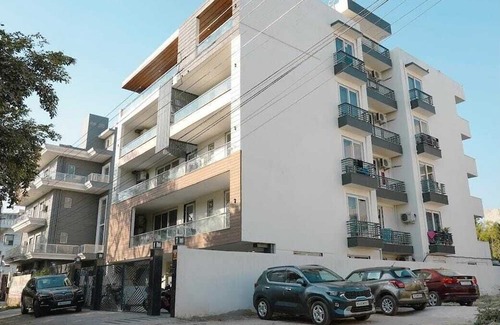 Gurugram Apartamento | BnBBuddy- Zoomers Home@ 1BR at Gurugram with WiFi, AC