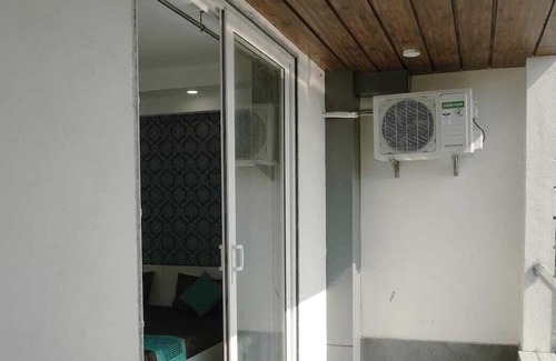 Gurugram Apartamento | BnBBuddy- Zoomers Home@ 1BR at Gurugram with WiFi, AC