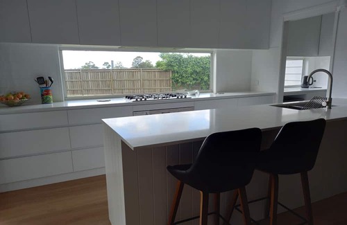 Highfields Casa | Airconditioned large family home. Sleeps 8 and pet friendly.