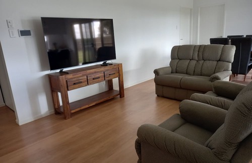Highfields Casa | Airconditioned large family home. Sleeps 8 and pet friendly.