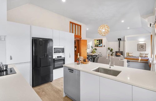 Hamilton East Casa | Tree Top Retreat in Central City - By KOSH BNB