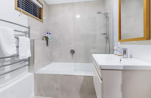 Hamilton East Casa | Tree Top Retreat in Central City - By KOSH BNB