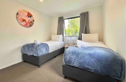 Hamilton Casa | Modern Retreat with King Bed - By KOSH BNB