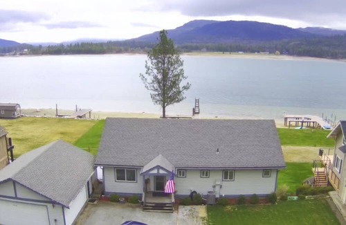 Sandpoint Casa | Quiet secluded waterfront home.