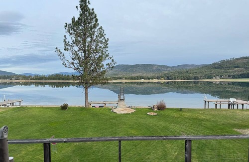 Sandpoint Casa | Quiet secluded waterfront home.