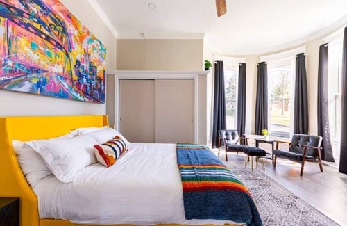 Washington Apartamento | King Beds | On W&J Campus | Social Media Ready Art