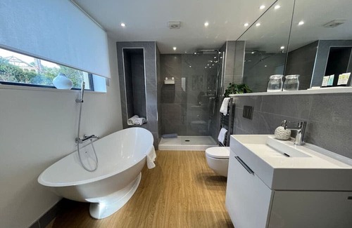 Penarth Casa | Beachfront Balcony Oasis Room