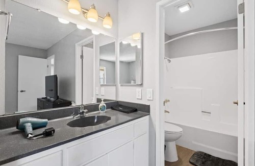 Colton Apartamento | 2BR/2BA Cozy Queen Suite Apartment with Pool