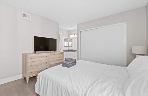 Colton Apartamento | 2BR/2BA Cozy Queen Suite Apartment with Pool