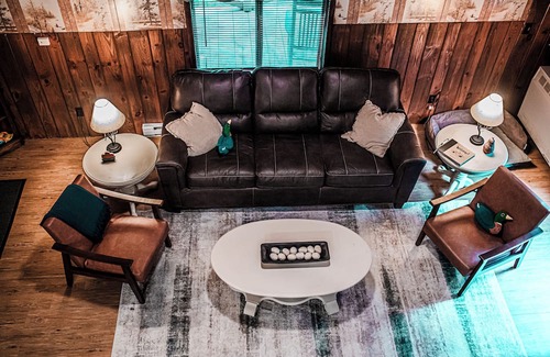 Montrose Cabina | Charming cabin with creek, fire pit. Pet friendly! Walkable to Salt Springs Prk