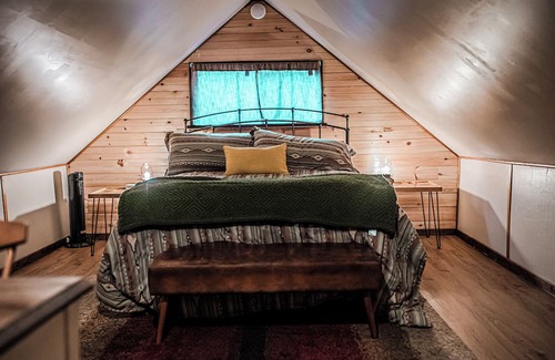 Montrose Cabina | Charming cabin with creek, fire pit. Pet friendly! Walkable to Salt Springs Prk