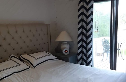 Buckhorn Cabaña | Lakefront cottage with inground pool and hot tub