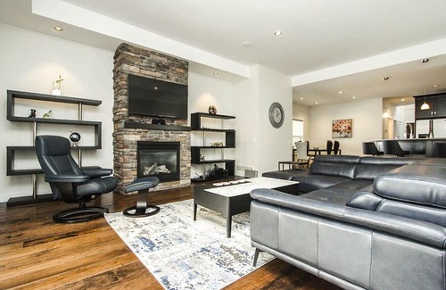Southwest Mission Casa | Elegant Kelowna Retreat: Heated Pool, 4BR, AC, BBQ