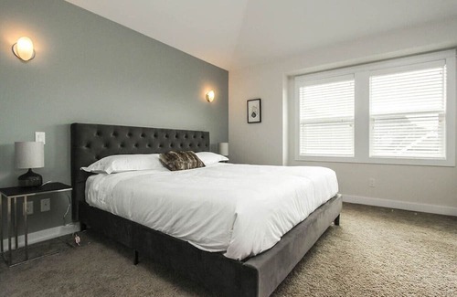 Southwest Mission Casa | Elegant Kelowna Retreat: Heated Pool, 4BR, AC, BBQ