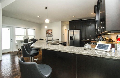 Southwest Mission Casa | Elegant Kelowna Retreat: Heated Pool, 4BR, AC, BBQ