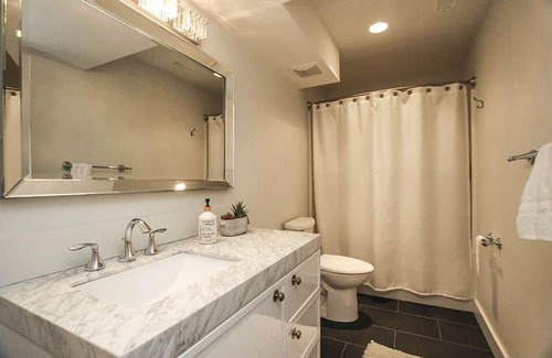 Southwest Mission Casa | Elegant Kelowna Retreat: Heated Pool, 4BR, AC, BBQ