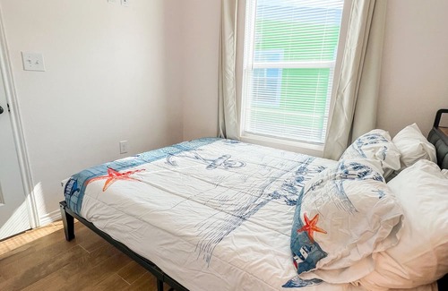 Aransas Pass Cabina | Escape to our TINY & cozy 2 bedroom cabin in Aransas Pass, perfect for families of up to 6