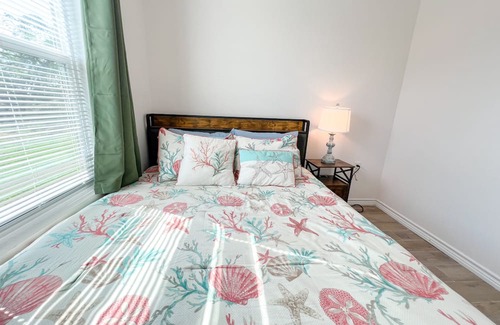 Aransas Pass Cabina | Escape to our cozy 2 bedroom cabin in Aransas Pass, perfect for families of up to 6