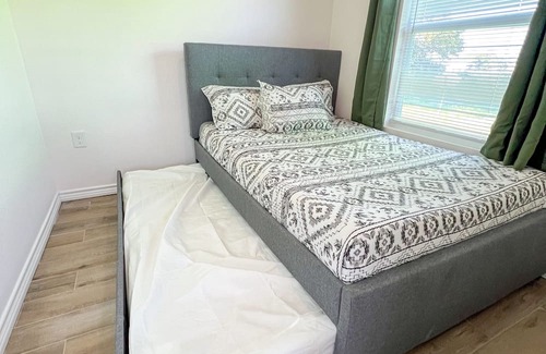 Aransas Pass Cabina | Escape to our cozy 2 bedroom cabin in Aransas Pass, perfect for families of up to 6