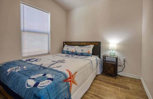 Aransas Pass Cabina | Escape to our TINY & cozy 2 bedroom cabin in Aransas Pass, perfect for families of up to 6