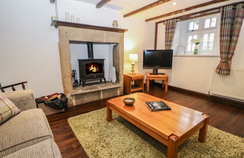 Great Longstone Cabaña | HARROW COTTAGE, family friendly in Great Longstone