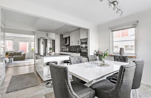 Vallentuna Casa | Radhus i Vallentuna - Bastu, solig terrass, trevåningshus