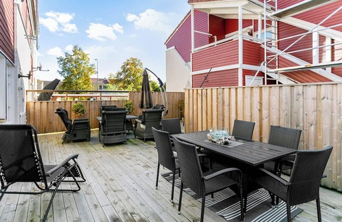 Vallentuna Casa | Radhus i Vallentuna - Bastu, solig terrass, trevåningshus