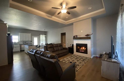 Durant Casa | Pilots Retreat: a cozy & warm NEW Home / Cedar Ridge Estates 3 miles from Casino