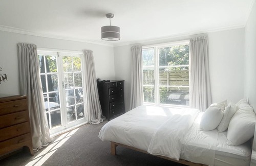 Lower Hutt Casa | 15 minutes from Wellington CBD! Spacious 3 bedroom home in Belmont.