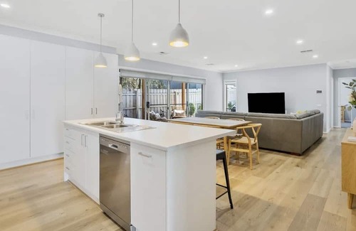Rosebud Casa | Peninsula Getaway. 5 minute walk from local shops