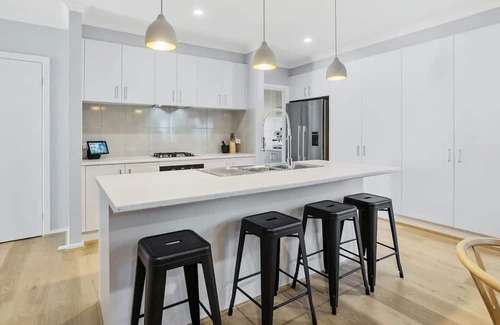 Rosebud Casa | Peninsula Getaway. 5 minute walk from local shops