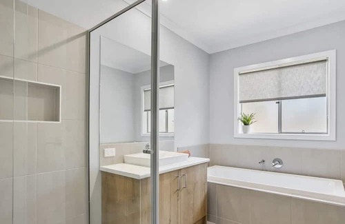 Rosebud Casa | Peninsula Getaway. 5 minute walk from local shops