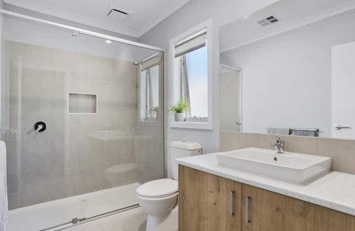 Rosebud Casa | Peninsula Getaway. 5 minute walk from local shops