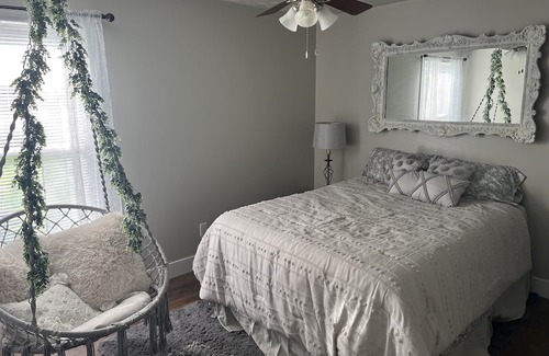 Knifley Casa | Quiet country setting lake home, recently remodeled.