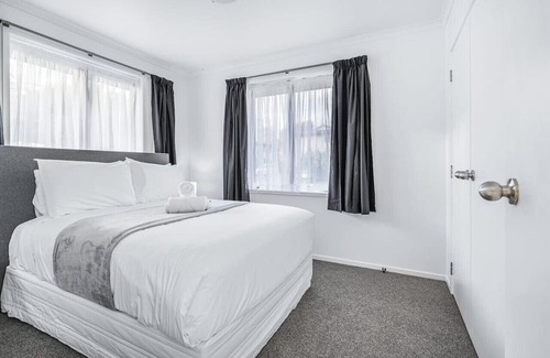 Hamilton East Casa | Park Scenery, Proximity & Value - Close to Uni!