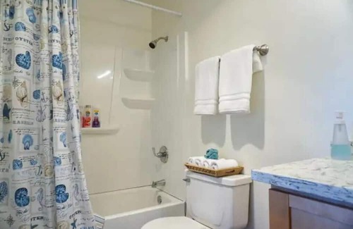 Castle Park Casa | 3 Bedroom Modern LuxeRetreat w/ BBQ & Billiards