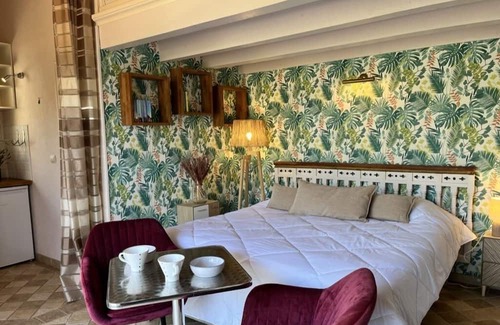 Eygalieres Casa | Cosy retreat in Eygalieres with artist studio. Walking distance to the village