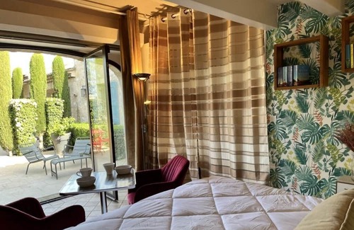 Eygalieres Casa | Cosy retreat in Eygalieres with artist studio. Walking distance to the village