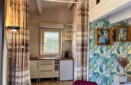 Eygalieres Casa | Cosy retreat in Eygalieres with artist studio. Walking distance to the village