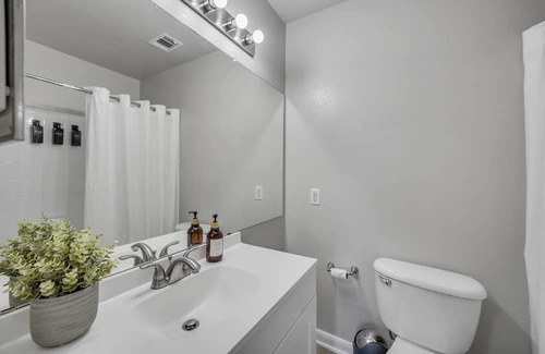 Pleasant Valley Apartamento | Cozy suite~8 min to DT~big pool~2bed 2bath~free parking