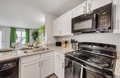 Pleasant Valley Apartamento | Cozy suite~8 min to DT~big pool~2bed 2bath~free parking