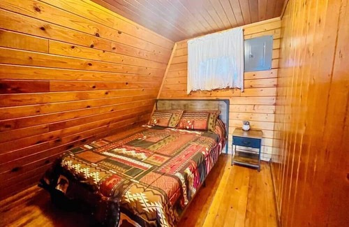 Howard Cabina | Cozy Cabin with Arkansas River View, No Pet Fee