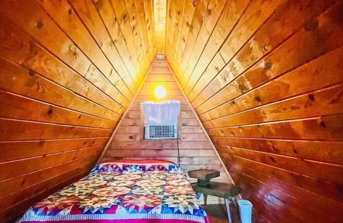 Howard Cabina | Cozy Cabin with Arkansas River View, No Pet Fee