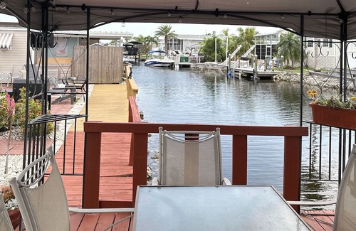 Punta Gorda Casa | Punta Gorda Mobil home w/enclosed lanai Steps from pool/club house. Dog friendly