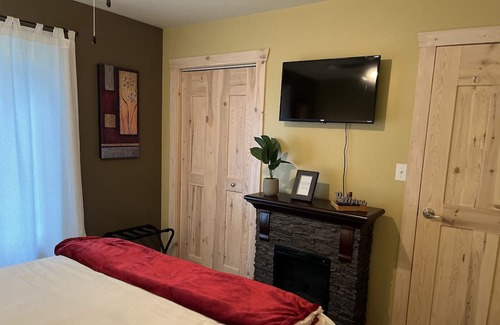 Division No. 4 Cabina | Private cabin with hot tub and gazebo located at beautiful Rock Lake, MB