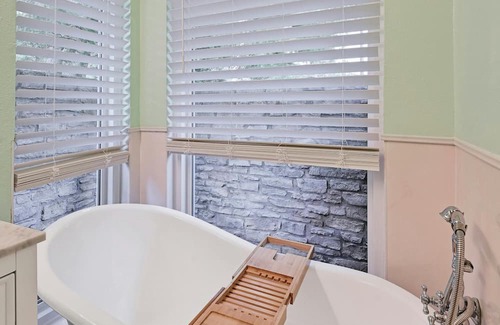 Manchaca Casa | Manchaca Home with Pool & Spa - Red Door Ranch!