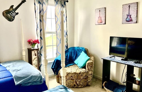 Boonsboro Casa | SRV Room @ Music House Please Read! Half-Bath Only!