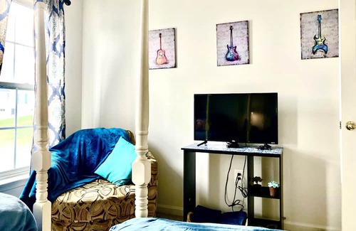 Boonsboro Casa | SRV Room @ Music House Please Read! Half-Bath Only!