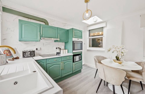 Chatham Apartamento | Bright 1 Bed with free NETFLIX: Free Parking, & Wi-Fi 40 mins away from London