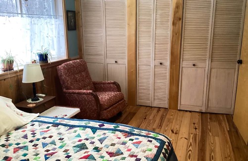 Laurium Casa | New listing! Lake view home available for MTU graduation weekend.